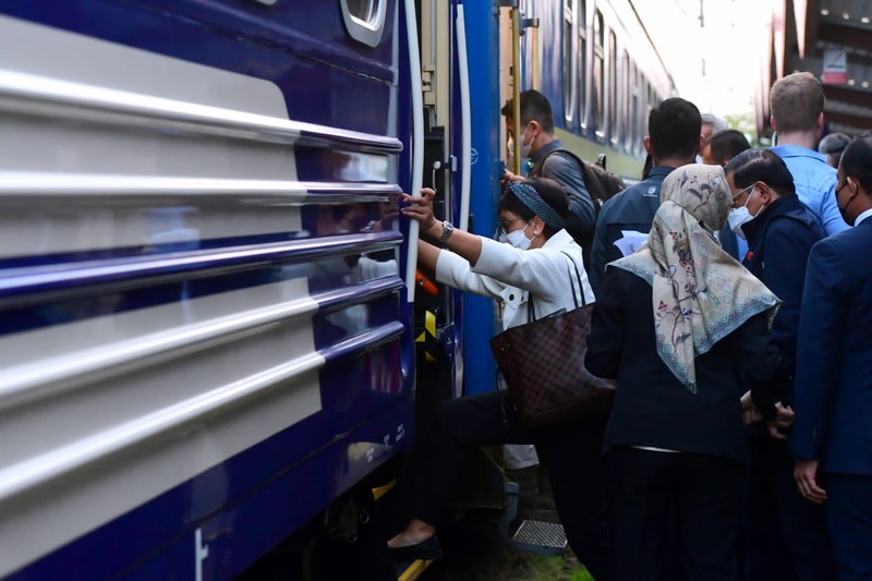 Presiden Jokowi dan Ibu Iriana menggunakan Kereta Luar Biasa yang disiapkan oleh Pemerintah Ukraina sebagaimana digunakan pula oleh pemimpin negara yang berkunjung ke Ukraina beberapa waktu lalu. (Dok: Biro Pers Sekretariat Presiden) Presiden Jokowi dan Ibu Iriana menggunakan Kereta Luar Biasa yang disiapkan oleh Pemerintah Ukraina sebagaimana digunakan pula oleh pemimpin negara yang berkunjung ke Ukraina beberapa waktu lalu. (Dok: Biro Pers Sekretariat Presiden)