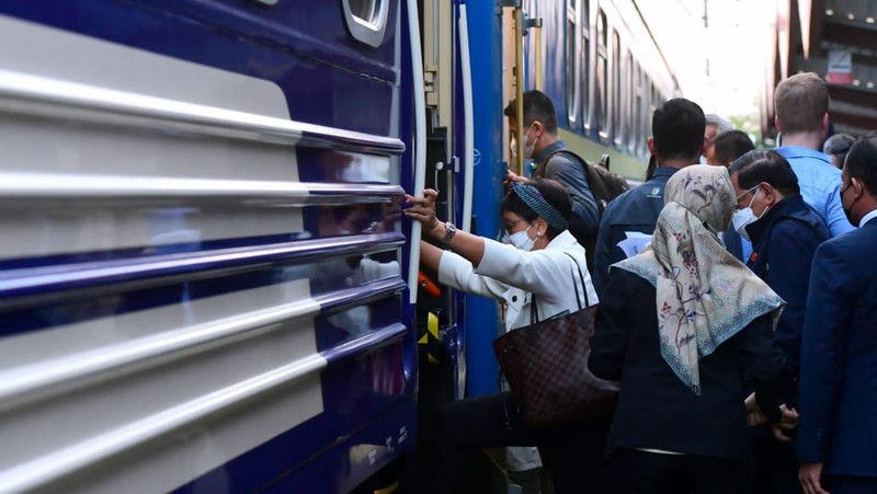 Presiden Jokowi dan Ibu Iriana menggunakan Kereta Luar Biasa yang disiapkan oleh Pemerintah Ukraina sebagaimana digunakan pula oleh pemimpin negara yang berkunjung ke Ukraina beberapa waktu lalu. (Dok: Biro Pers Sekretariat Presiden)