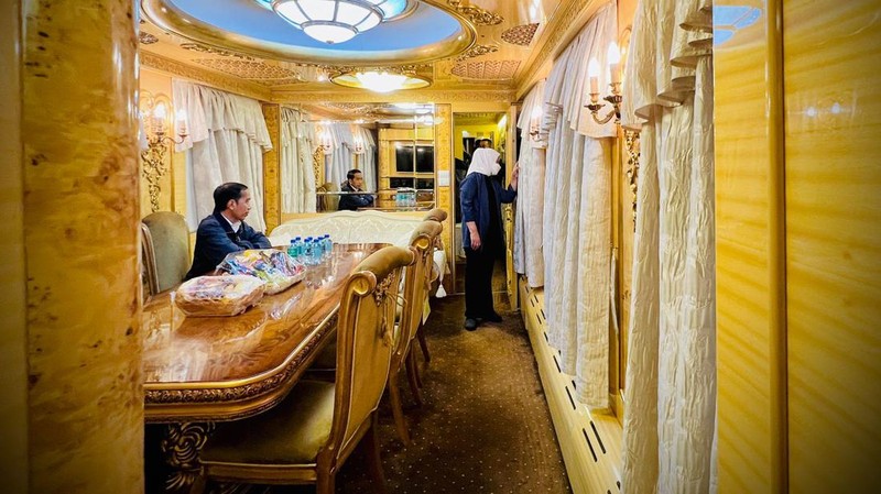 Presiden Jokowi dan Ibu Iriana menggunakan Kereta Luar Biasa yang disiapkan oleh Pemerintah Ukraina sebagaimana digunakan pula oleh pemimpin negara yang berkunjung ke Ukraina beberapa waktu lalu. (Dok: Biro Pers Sekretariat Presiden)