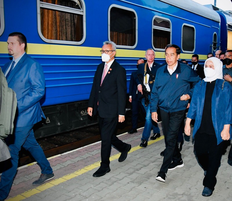 Presiden Jokowi dan Ibu Iriana menggunakan Kereta Luar Biasa yang disiapkan oleh Pemerintah Ukraina sebagaimana digunakan pula oleh pemimpin negara yang berkunjung ke Ukraina beberapa waktu lalu. (Dok: Biro Pers Sekretariat Presiden)