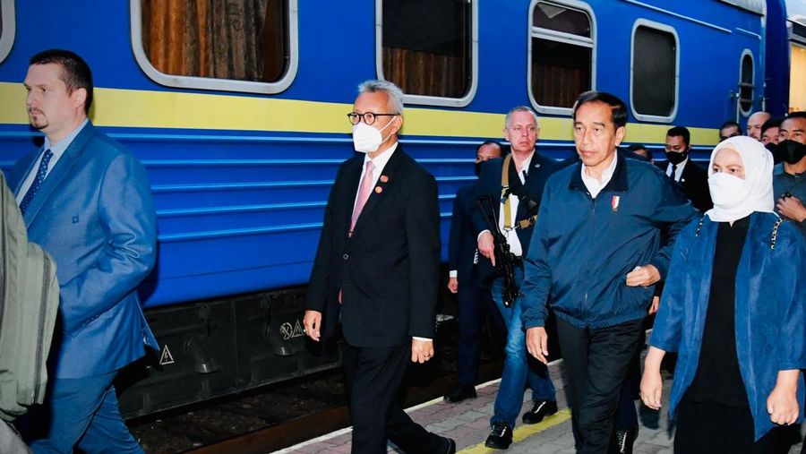 Presiden Jokowi dan Ibu Iriana menggunakan Kereta Luar Biasa yang disiapkan oleh Pemerintah Ukraina sebagaimana digunakan pula oleh pemimpin negara yang berkunjung ke Ukraina beberapa waktu lalu. (Dok: Biro Pers Sekretariat Presiden)
