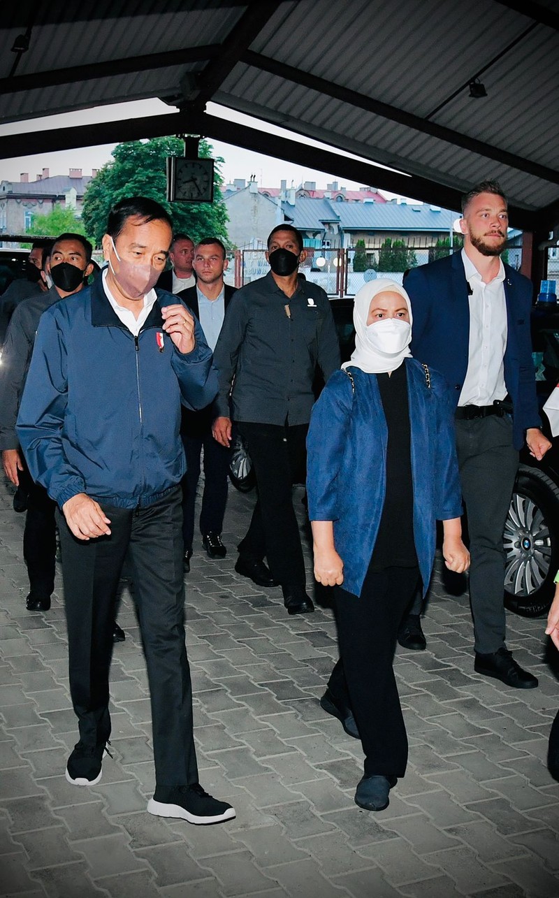 Presiden Jokowi dan Ibu Iriana menggunakan Kereta Luar Biasa yang disiapkan oleh Pemerintah Ukraina sebagaimana digunakan pula oleh pemimpin negara yang berkunjung ke Ukraina beberapa waktu lalu. (Dok: Biro Pers Sekretariat Presiden)