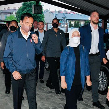 Bukan Cuma Paspampres, Jokowi Dikawal 'Bodyguard' ke Ukraina