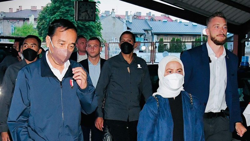 Presiden Jokowi dan Ibu Iriana menggunakan Kereta Luar Biasa yang disiapkan oleh Pemerintah Ukraina sebagaimana digunakan pula oleh pemimpin negara yang berkunjung ke Ukraina beberapa waktu lalu. (Dok: Biro Pers Sekretariat Presiden)