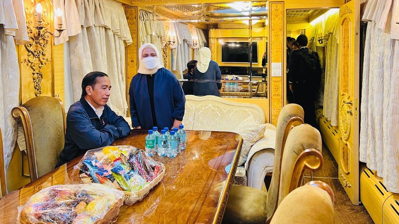 Presiden Jokowi dan Ibu Iriana menggunakan Kereta Luar Biasa yang disiapkan oleh Pemerintah Ukraina sebagaimana digunakan pula oleh pemimpin negara yang berkunjung ke Ukraina beberapa waktu lalu. (Dok: Biro Pers Sekretariat Presiden)