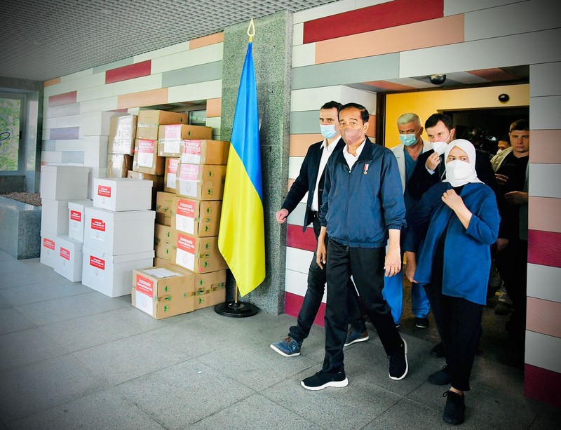 Presiden Jokowi dan Iriana Jokowi meninjau kompleks Apartemen Irpin di Kota Irpin, Rabu, 29 Juni 2022. (Dok: Biro Pers Sekretariat Presiden) Presiden Jokowi dan Iriana Jokowi meninjau kompleks Apartemen Irpin di Kota Irpin, Rabu, 29 Juni 2022. (Dok: Biro Pers Sekretariat Presiden)