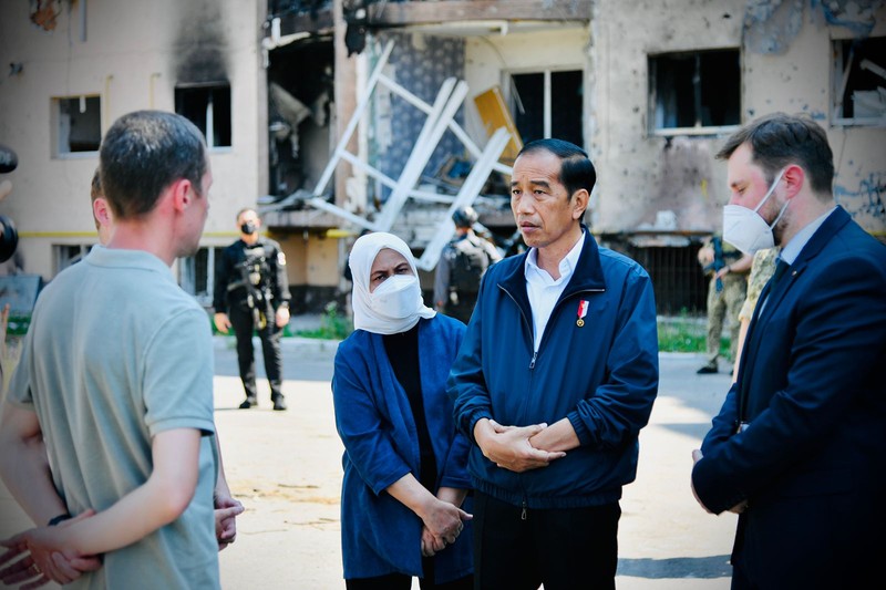 Presiden Jokowi dan Iriana Jokowi meninjau kompleks Apartemen Irpin di Kota Irpin, Rabu, 29 Juni 2022. (Dok: Biro Pers Sekretariat Presiden) Presiden Jokowi dan Iriana Jokowi meninjau kompleks Apartemen Irpin di Kota Irpin, Rabu, 29 Juni 2022. (Dok: Biro Pers Sekretariat Presiden)