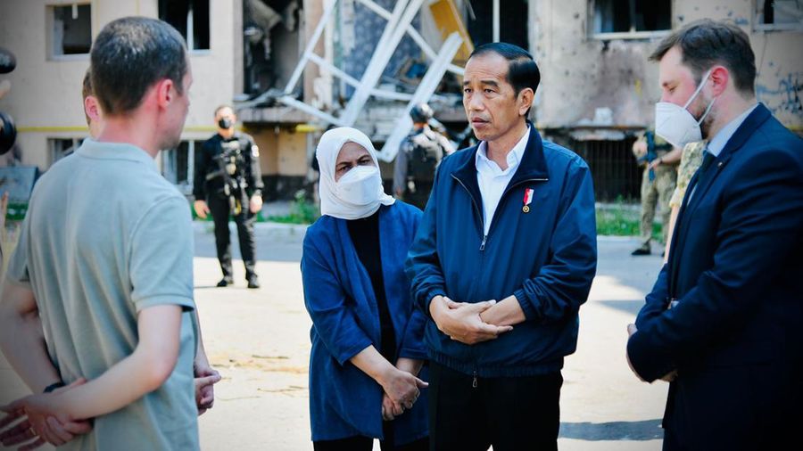 Presiden Jokowi dan Iriana Jokowi meninjau kompleks Apartemen Irpin di Kota Irpin, Rabu, 29 Juni 2022. (Dok: Biro Pers Sekretariat Presiden)