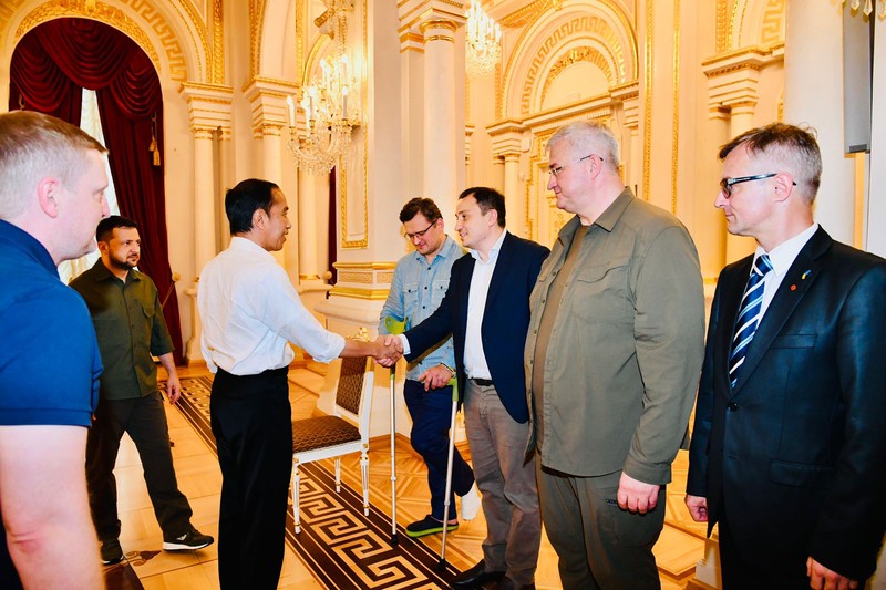 Presiden Jokowi disambut oleh Presiden Ukraina Volodymyr Zelenskyy di pintu masuk Istana Maryinsky Presiden Jokowi disambut oleh Presiden Ukraina Volodymyr Zelenskyy di pintu masuk Istana Maryinsky, Rabu (29/6/2022).(Foto: Laily Rachev - Biro Pers Sekretariat Presiden)
