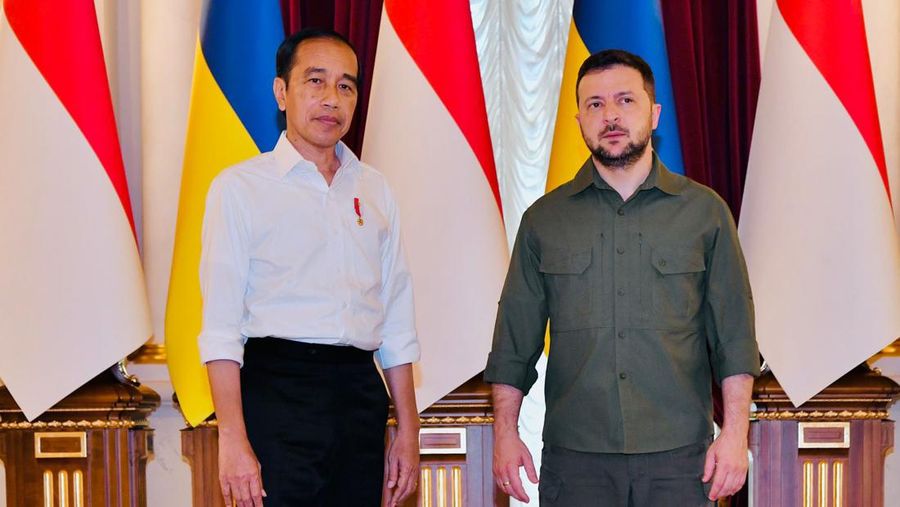 Presiden Jokowi disambut oleh Presiden Ukraina Volodymyr Zelenskyy di Istana Maryinsky, Rabu (29/6/2022). Setelah penyambutan, kedua pemimpin negara tersebut masuk ke dalam Istana dan memperkenalkan masing-masing delegasi. (Foto: Laily Rachev  - Biro Pers Sekretariat Presiden)