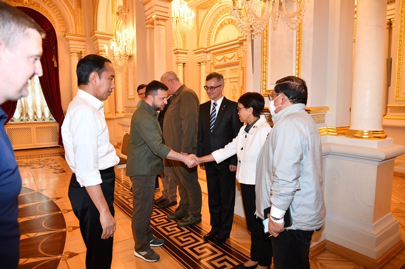 Presiden Jokowi disambut oleh Presiden Ukraina Volodymyr Zelenskyy di pintu masuk Istana Maryinsky, Rabu (29/6/2022).(Foto: Laily Rachev  - Biro Pers Sekretariat Presiden)