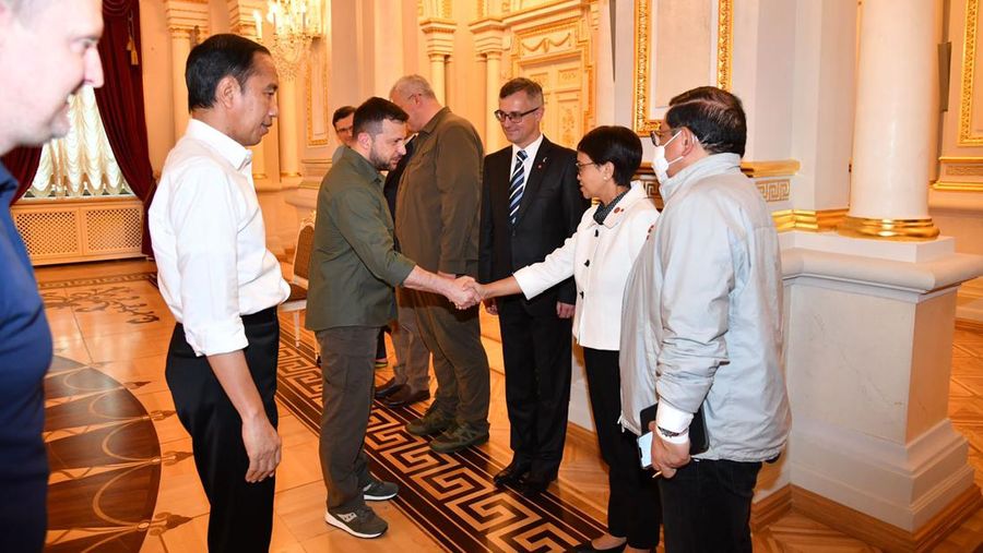 Presiden Jokowi disambut oleh Presiden Ukraina Volodymyr Zelenskyy di pintu masuk Istana Maryinsky, Rabu (29/6/2022).(Foto: Laily Rachev  - Biro Pers Sekretariat Presiden)