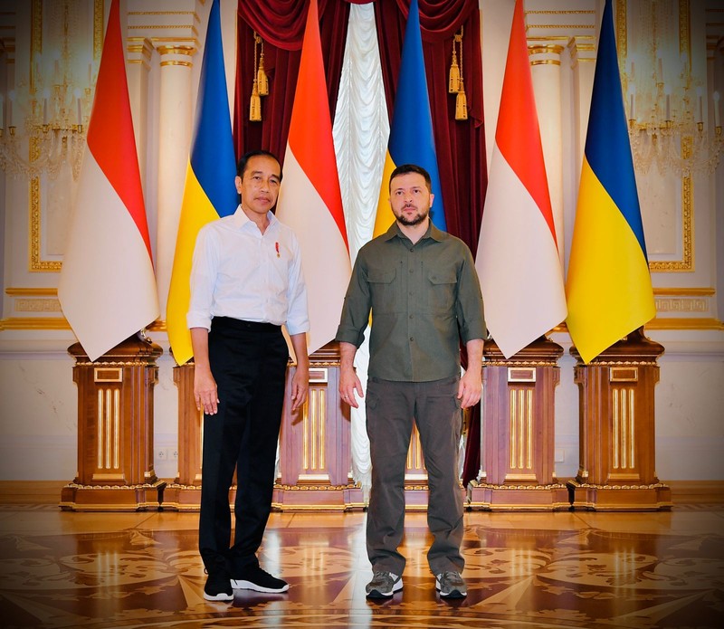 Presiden Jokowi disambut oleh Presiden Ukraina Volodymyr Zelenskyy di pintu masuk Istana Maryinsky Presiden Jokowi disambut oleh Presiden Ukraina Volodymyr Zelenskyy di pintu masuk Istana Maryinsky, Rabu (29/6/2022).(Foto: Laily Rachev - Biro Pers Sekretariat Presiden)