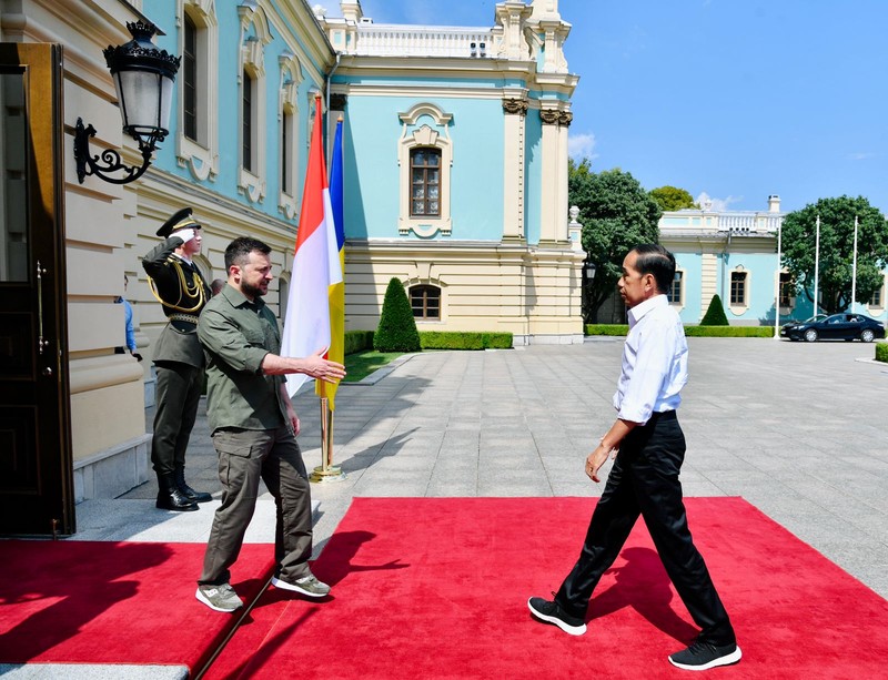 Presiden Jokowi disambut oleh Presiden Ukraina Volodymyr Zelenskyy di pintu masuk Istana Maryinsky, Rabu (29/6/2022).(Foto: Laily Rachev  - Biro Pers Sekretariat Presiden)