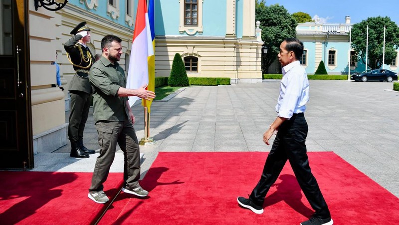 Presiden Jokowi disambut oleh Presiden Ukraina Volodymyr Zelenskyy di pintu masuk Istana Maryinsky, Rabu (29/6/2022).(Foto: Laily Rachev  - Biro Pers Sekretariat Presiden)