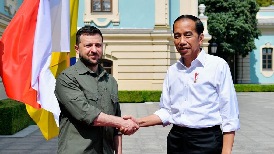 Presiden Jokowi disambut oleh Presiden Ukraina Volodymyr Zelenskyy di pintu masuk Istana Maryinsky, Rabu (29/6/2022).(Foto: Laily Rachev - Biro Pers Sekretariat Presiden)