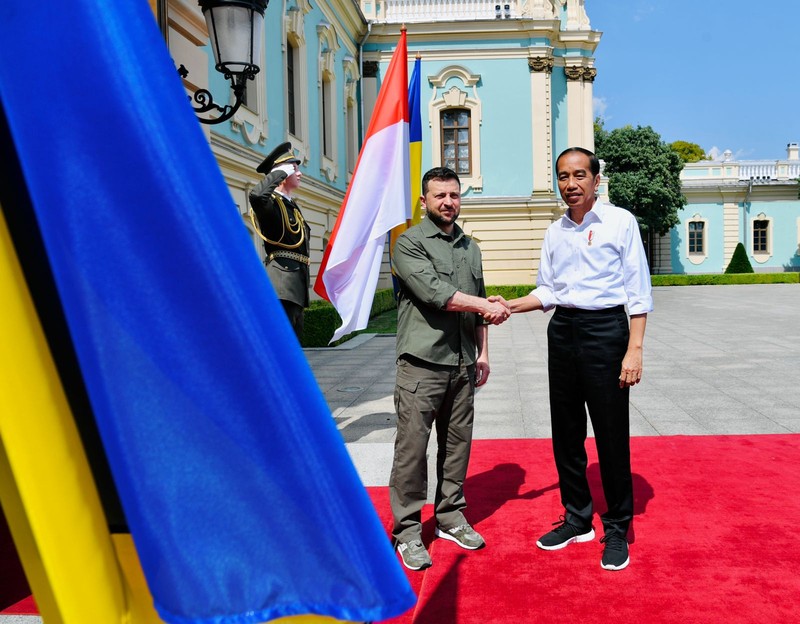 Asap mengepul ke udara saat Rusia meluncurkan roket ke Ukraina. (Anadolu Agency via Getty Images) Asap mengepul ke udara saat Rusia meluncurkan roket ke Ukraina. (Anadolu Agency via Getty Images)