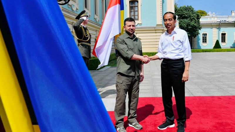 Asap mengepul ke udara saat Rusia meluncurkan roket ke Ukraina. (Anadolu Agency via Getty Images)