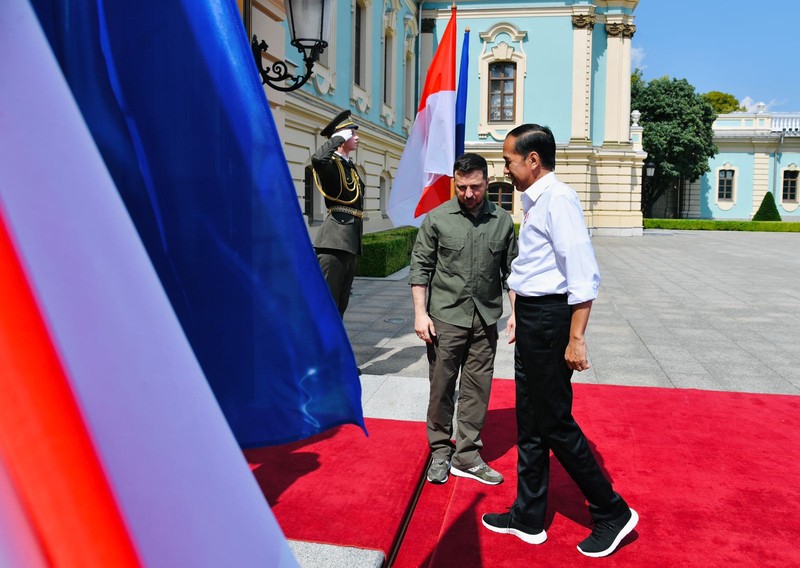 Presiden Jokowi disambut oleh Presiden Ukraina Volodymyr Zelenskyy di pintu masuk Istana Maryinsky, Rabu (29/6/2022).(Foto: Laily Rachev  - Biro Pers Sekretariat Presiden)