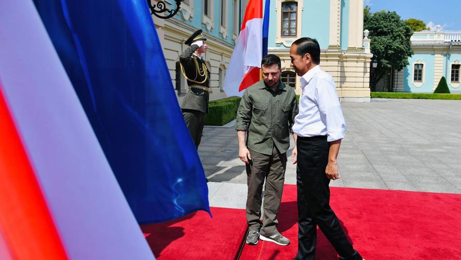 Presiden Jokowi disambut oleh Presiden Ukraina Volodymyr Zelenskyy di pintu masuk Istana Maryinsky, Rabu (29/6/2022).(Foto: Laily Rachev  - Biro Pers Sekretariat Presiden)
