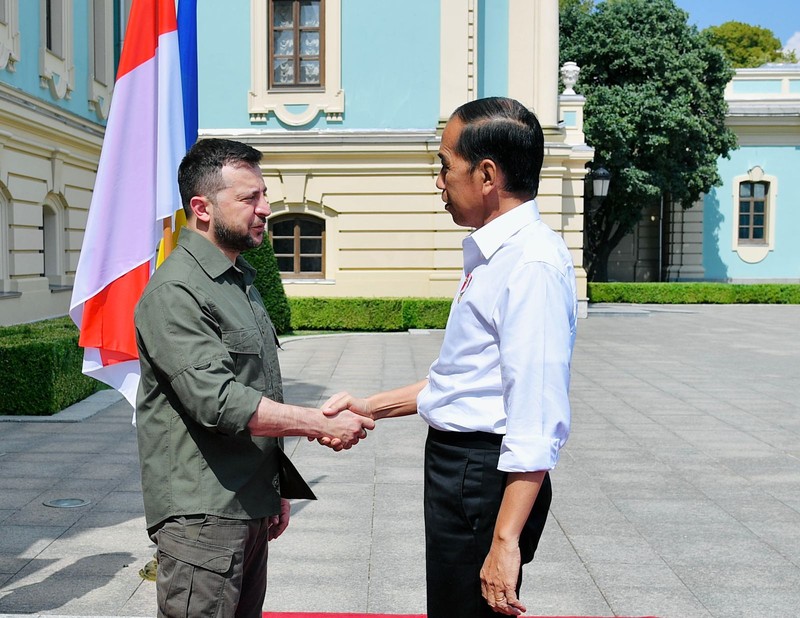 Presiden Jokowi disambut oleh Presiden Ukraina Volodymyr Zelenskyy di pintu masuk Istana Maryinsky Presiden Jokowi disambut oleh Presiden Ukraina Volodymyr Zelenskyy di pintu masuk Istana Maryinsky, Rabu (29/6/2022).(Foto: Laily Rachev - Biro Pers Sekretariat Presiden)