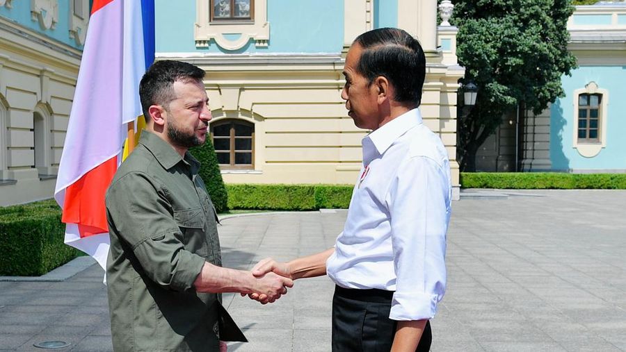 Presiden Jokowi disambut oleh Presiden Ukraina Volodymyr Zelenskyy di pintu masuk Istana Maryinsky, Rabu (29/6/2022).(Foto: Laily Rachev  - Biro Pers Sekretariat Presiden)
