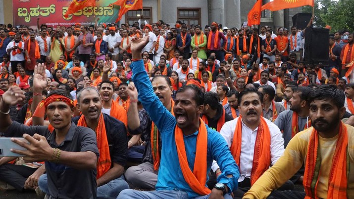 Aktivis sayap kanan organisasi Hindu Janajagruti Samithi meneriakkan slogan-slogan selama protes terhadap pembunuhan baru-baru ini penjahit Hindu Kanhaiya Lal di Udaipur. (AFP via Getty Images/MANJUNATH KIRAN)