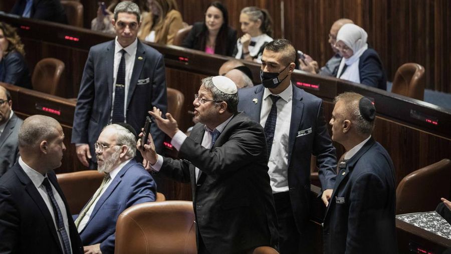 Anggota Knesset Itamar Ben-Gvir (tengah) dikawal di luar sidang Knesset oleh keamanan selama pemungutan suara untuk pembubaran pemerintah. (dpa/picture alliance via Getty I/picture alliance)