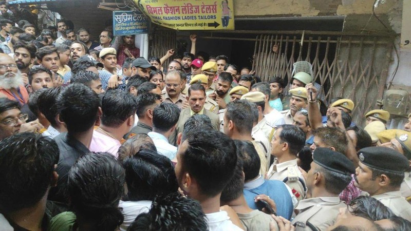 Orang-orang berpartisipasi dalam prosesi pemakaman penjahit Kanhaiya Lal di Udaipur, India, Rabu, 29 Juni 2022. AP/