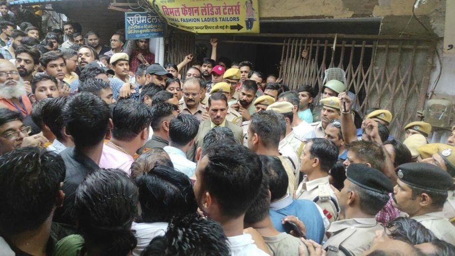 Kerumunan berkumpul di luar toko penjahit yang terbunuh, saat polisi menyelidiki di Udaipur, India, Selasa, 28 Juni 2022. AP/