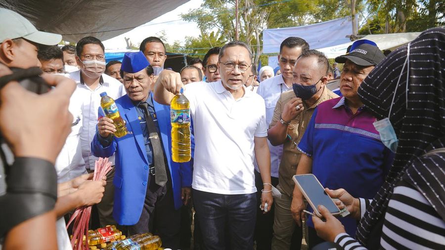 Menteri Perdagangan, Zulkifli Hasan meninjau ketersediaan stok dan harga minyak goreng di Pasar Toaya, Donggala, Sulawesi Tengah, Rabu (29 Juni). (Dok: Mendag)