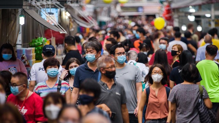 Orang-orang berjalan di distrik Kreta Ayer Singapura, yang dikenal sebagai Chinatown. (NurPhoto via Getty Images)