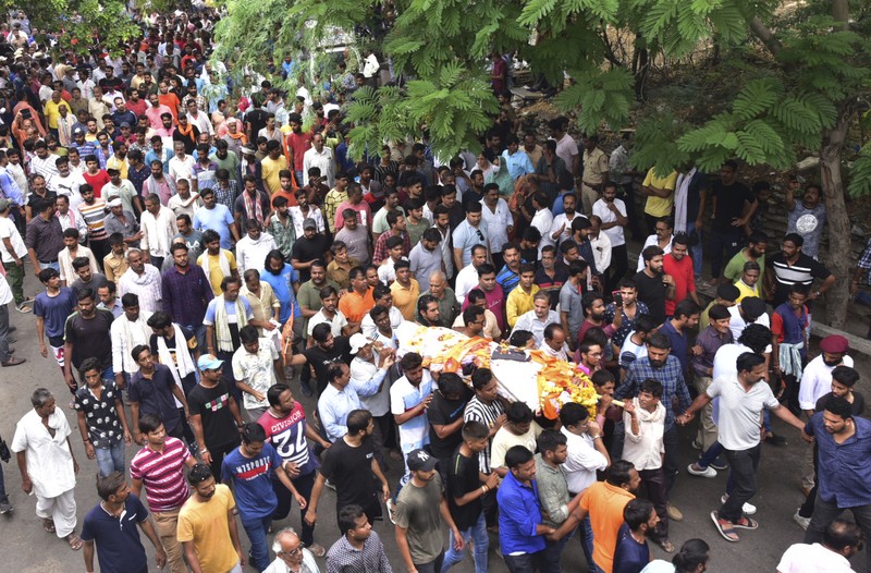 Orang-orang berpartisipasi dalam prosesi pemakaman penjahit Kanhaiya Lal di Udaipur, India, Rabu, 29 Juni 2022. AP/