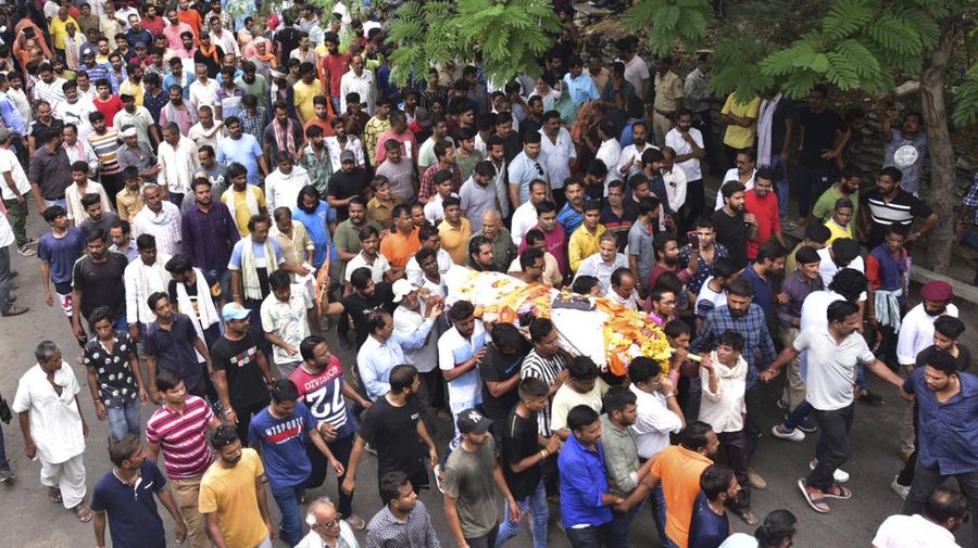 Orang-orang berpartisipasi dalam prosesi pemakaman penjahit Kanhaiya Lal di Udaipur, India, Rabu, 29 Juni 2022. AP/