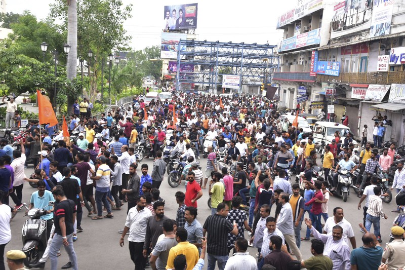 Orang-orang berpartisipasi dalam prosesi pemakaman penjahit Kanhaiya Lal di Udaipur, India, Rabu, 29 Juni 2022. AP/