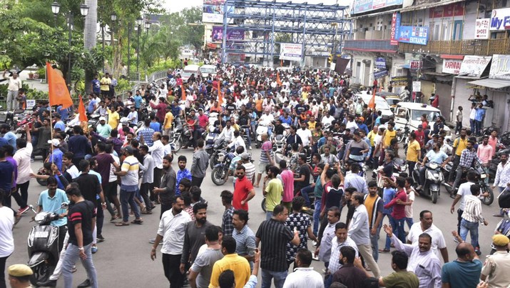Orang-orang berpartisipasi dalam prosesi pemakaman penjahit Kanhaiya Lal di Udaipur, India, Rabu, 29 Juni 2022. AP/ Orang-orang berpartisipasi dalam prosesi pemakaman penjahit Kanhaiya Lal di Udaipur, India, Rabu, 29 Juni 2022. AP/