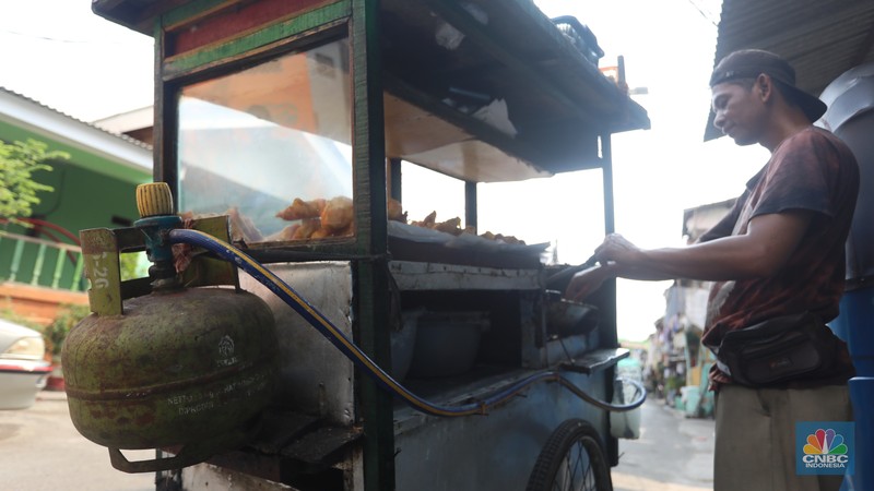 Pekerja menata tabung gas liquified petroleum gas  (LPG) 3kg di Manggarai, Jakarta, Kamis (30/6/2022). PT Pertamina (Persero) akan memperketat pembelian LPG 3kg. (CNBC Indonesia/Muhammad Sabki)