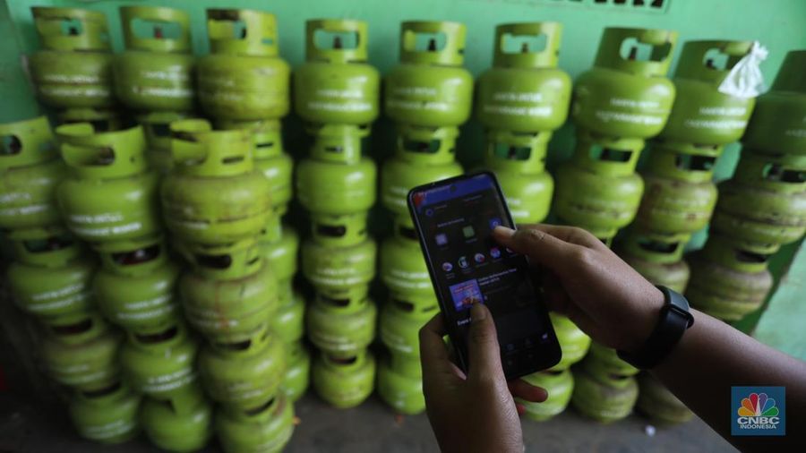 Pekerja menata tabung gas liquified petroleum gas (LPG) 3kg di Manggarai, Jakarta, Kamis (30/6/2022). PT Pertamina (Persero) akan memperketat pembelian LPG 3kg. (CNBC Indonesia/Andrean Kristianto)