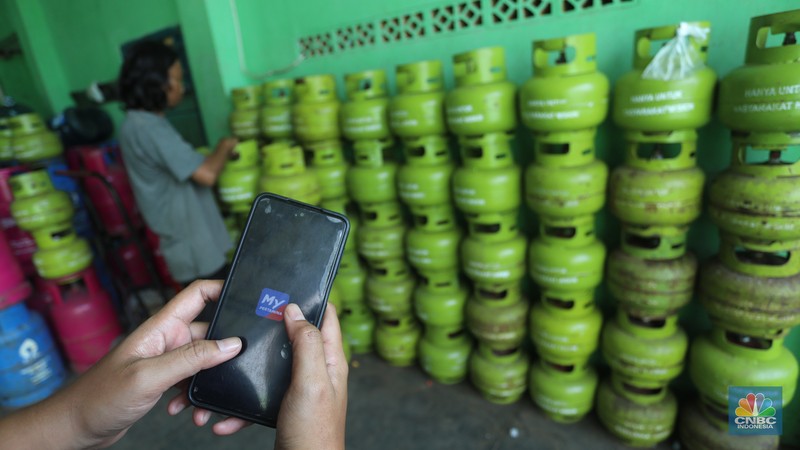 Pekerja menata tabung gas liquified petroleum gas  (LPG) 3kg di Manggarai, Jakarta, Kamis (30/6/2022). PT Pertamina (Persero) akan memperketat pembelian LPG 3kg. (CNBC Indonesia/Muhammad Sabki)