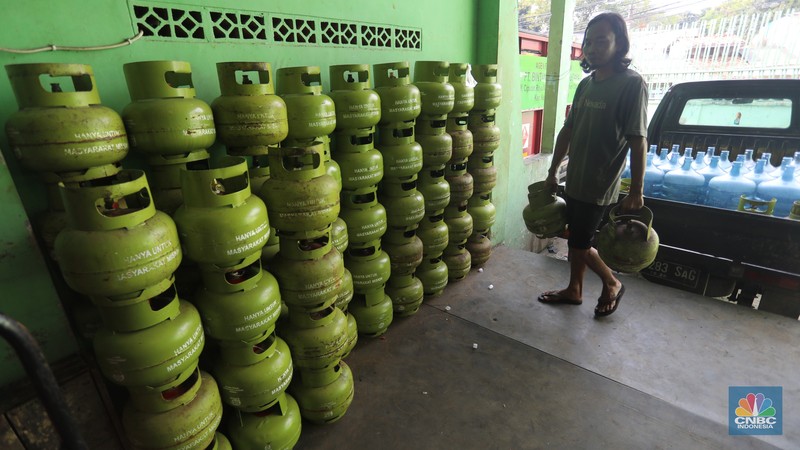 Pekerja menata tabung gas liquified petroleum gas  (LPG) 3kg di Manggarai, Jakarta, Kamis (30/6/2022). PT Pertamina (Persero) akan memperketat pembelian LPG 3kg. (CNBC Indonesia/Muhammad Sabki)