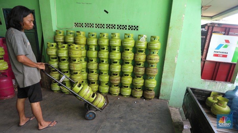Pekerja menata tabung gas liquified petroleum gas (LPG) 3kg di Manggarai, Jakarta, Kamis (30/6/2022). PT Pertamina (Persero) akan memperketat pembelian LPG 3kg. (CNBC Indonesia/Muhammad Sabki) Pekerja menata tabung gas liquified petroleum gas (LPG) 3kg di Manggarai, Jakarta, Kamis (30/6/2022). PT Pertamina (Persero) akan memperketat pembelian LPG 3kg. (CNBC Indonesia/Muhammad Sabki)