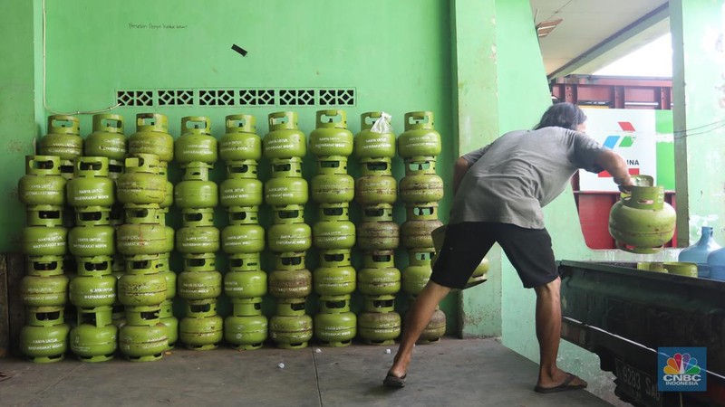 Pekerja menata tabung gas liquified petroleum gas  (LPG) 3kg di Manggarai, Jakarta, Kamis (30/6/2022). PT Pertamina (Persero) akan memperketat pembelian LPG 3kg. (CNBC Indonesia/Muhammad Sabki)