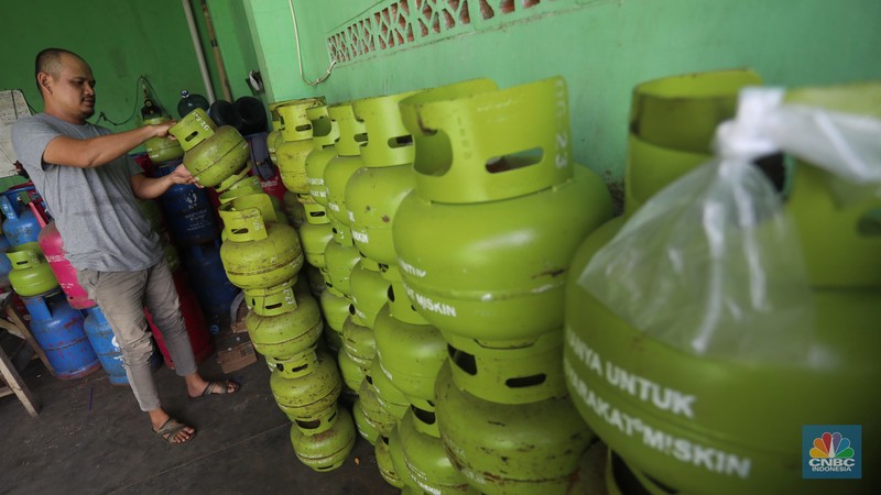 Pekerja menata tabung gas liquified petroleum gas  (LPG) 3kg di Manggarai, Jakarta, Kamis (30/6/2022). PT Pertamina (Persero) akan memperketat pembelian LPG 3kg. (CNBC Indonesia/Muhammad Sabki)
