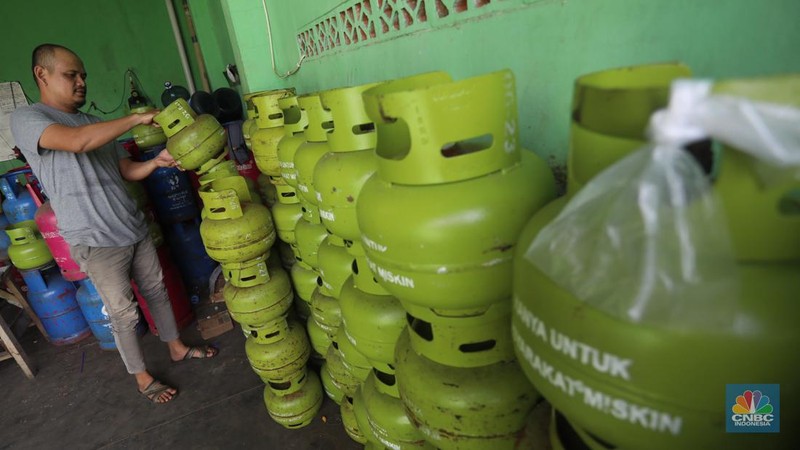 Pekerja menata tabung gas liquified petroleum gas  (LPG) 3kg di Manggarai, Jakarta, Kamis (30/6/2022). PT Pertamina (Persero) akan memperketat pembelian LPG 3kg. (CNBC Indonesia/Muhammad Sabki)