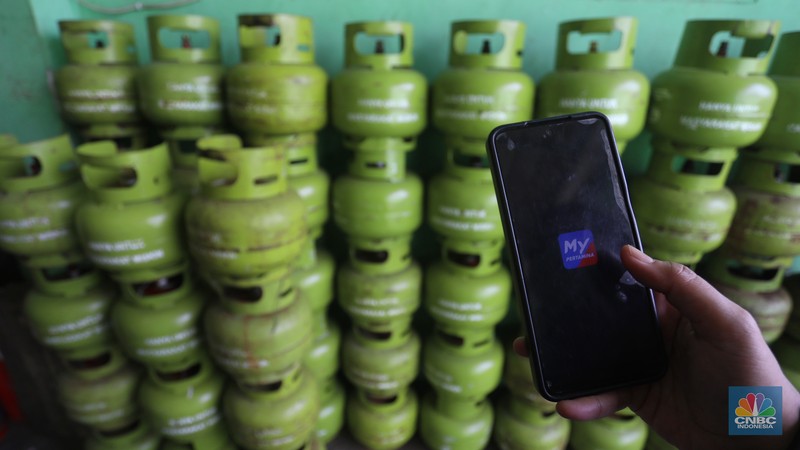 Pekerja menata tabung gas liquified petroleum gas  (LPG) 3kg di Manggarai, Jakarta, Kamis (30/6/2022). PT Pertamina (Persero) akan memperketat pembelian LPG 3kg. (CNBC Indonesia/Muhammad Sabki)