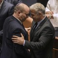 Perdana Menteri Israel Naftali Bennett, kiri, dan Menteri Luar Negeri Yair Lapid bereaksi setelah pemungutan suara pada RUU untuk membubarkan parlemen di Knesset, parlemen Israel, di Yerusalem, Kamis, 30 Juni 2022. (AP/Ariel Schalit)