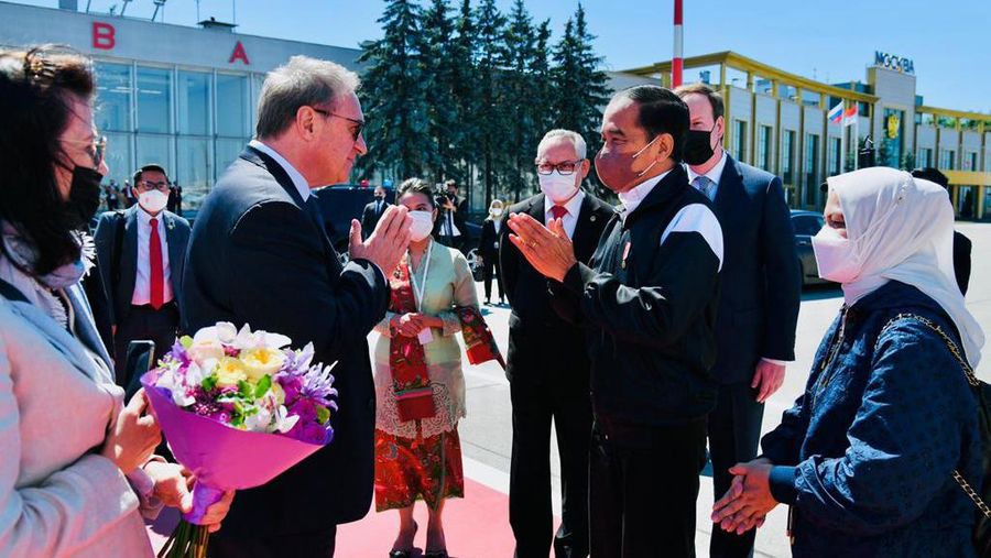 Pesawat Garuda Indonesia GIA-1 yang membawa Presiden dan rombongan mendarat di Bandara Vnukovo II sekitar pukul 11.00 waktu setempat. (Dok: Biro Pers Sekretariat Presiden)