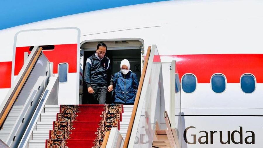 Pesawat Garuda Indonesia GIA-1 yang membawa Presiden dan rombongan mendarat di Bandara Vnukovo II sekitar pukul 11.00 waktu setempat. (Dok: Biro Pers Sekretariat Presiden)