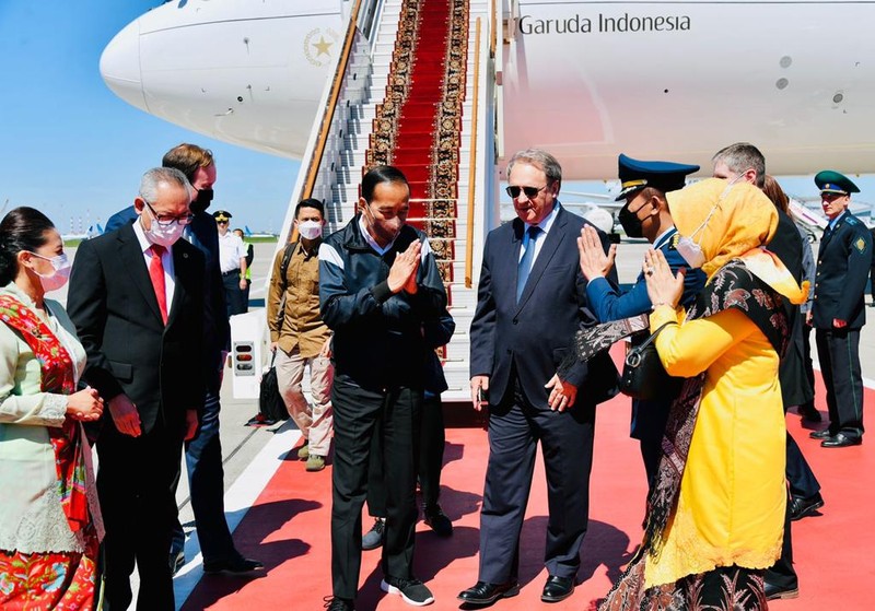 Pesawat Garuda Indonesia GIA-1 yang membawa Presiden dan rombongan mendarat di Bandara Vnukovo II sekitar pukul 11.00 waktu setempat. (Dok: Biro Pers Sekretariat Presiden) Pesawat Garuda Indonesia GIA-1 yang membawa Presiden dan rombongan mendarat di Bandara Vnukovo II sekitar pukul 11.00 waktu setempat. (Dok: Biro Pers Sekretariat Presiden)