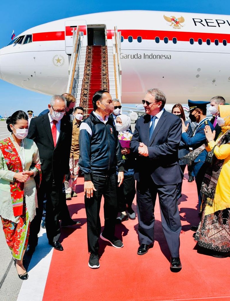 Pesawat Garuda Indonesia GIA-1 yang membawa Presiden dan rombongan mendarat di Bandara Vnukovo II sekitar pukul 11.00 waktu setempat. (Dok: Biro Pers Sekretariat Presiden) Pesawat Garuda Indonesia GIA-1 yang membawa Presiden dan rombongan mendarat di Bandara Vnukovo II sekitar pukul 11.00 waktu setempat. (Dok: Biro Pers Sekretariat Presiden)